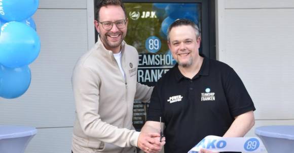 Ende April ist in Herrieden bei Ansbach der neue Teamshop89 Franken von Andreas Binder (re., mit Tobias Röschl, Vorstand Marketing & Vertrieb von Jako) eröffnet worden. 