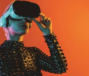 Eine Person mit VR-Brille. 