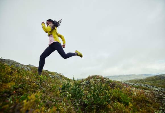 Frau beim Trailrunning 