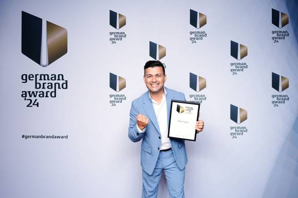 Firuz Hamidzada, CEO bei Maul Sport GmbH, präsentiert den German Brand Award für Maul Sport. 