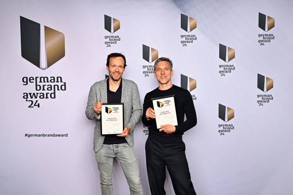 Matthias Schwarte, Head of Marketing bei Globetrotter, und Volker Katschinski, verantwortlicher Creative Director bei dan pearlman, beim German Brand Award 2024.  