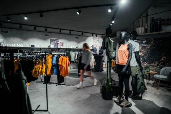 Kundinnen und Kunden finden am Point of Sale auf über 75 Quadratmetern eine umfangreiche Auswahl an Witeblaze-Produkten.