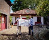 Ledlenser-CEO Stefan Reuter (l.) überreicht Dr. Jens Hahn einen Scheck über 10.000 Euro für die Hilfsorganisation Ärzte ohne Grenzen.