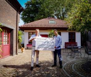 Ledlenser-CEO Stefan Reuter (l.) überreicht Dr. Jens Hahn einen Scheck über 10.000 Euro für die Hilfsorganisation Ärzte ohne Grenzen. 
