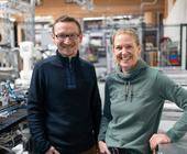 Philipp Schwarz, Leiter der Manufaktur, und Antje von Dewitz, Geschäftsführerin von Vaude, vor der neuen Automatisierungslinie.