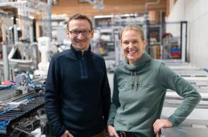 Philipp Schwarz, Leiter der Manufaktur, und Antje von Dewitz, Geschäftsführerin von Vaude, vor der neuen Automatisierungslinie. 