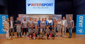 Am 10. September wurden in Heilbronn die ersten Trikots übergeben. Auch Intersport-CEO Alexander von Preen (vordere Reihe) war dabei. 