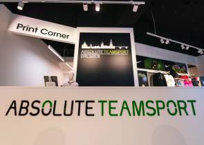 Der neue Absolute-Teamsport-Store in Dresden verfügt über eine eigene Veredelung und Druckerei,