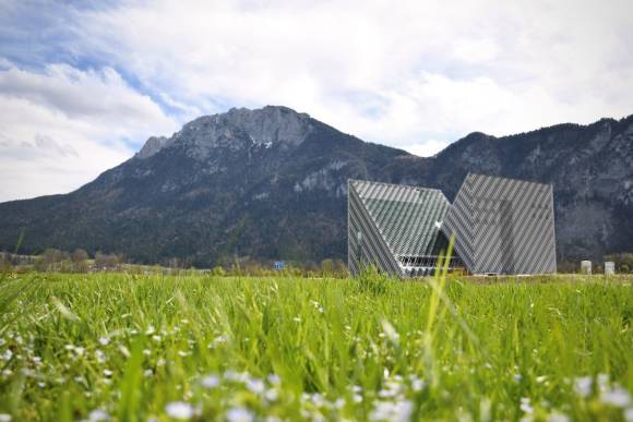 Stilisierte Berge vor echten Bergen – das neue Dynafit-Headquarter. 
