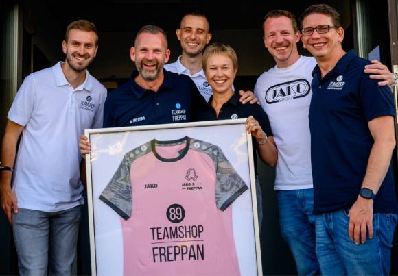 Teamshop89 Freppan ist am 20. September in Bad Rappenau eröffnet worden. Das Bild zeigt (von links) Tizian Knab (Jako), Alexander Freppan (Teamshop89 Freppan), Mirko Walther (Jako), Yvonne Sprügel (Jako), Florian Bretschneider (Jako) und Christian Mann (J 