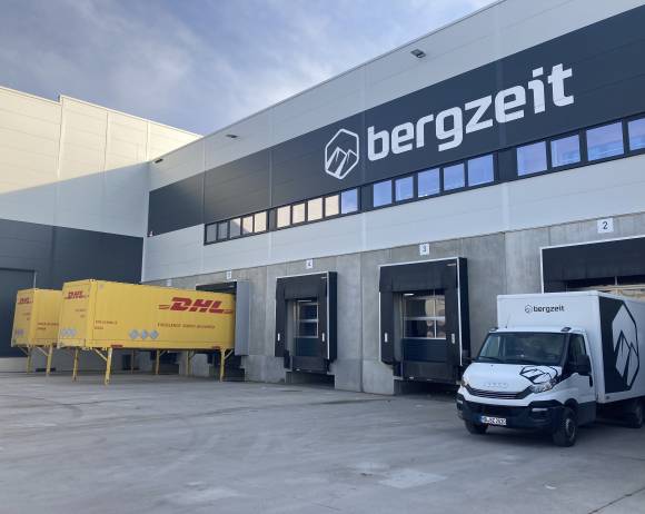 Bergzeit kooperiert mit der DHL, um CO2-Emissionen auch auf dem Weg zum Kunden zu reduzieren. 