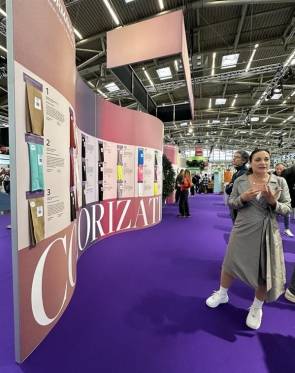 Alexa Dehmel, Mitglied der Jury des Trend Forums, führte Vertreter der Medien durch die Sonderausstellungsfläche.