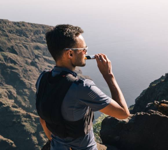 Auf langen Trailrunning-Touren sind Energieriegel, Gels und ähnliche Produkten ideal, um den Nährstoffbedarf zu decken.