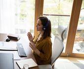 Die ergonomisch passende Einstellung von Schreibtisch ud Stuhl ist ein Aspekt eines gesunden Arbeitsplatzes.
