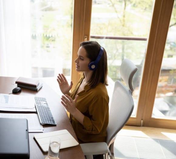 Die ergonomisch passende Einstellung von Schreibtisch ud Stuhl ist ein Aspekt eines gesunden Arbeitsplatzes. 