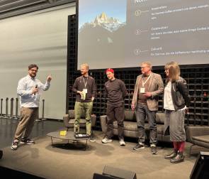Ralf Kerkeling mit den Erstplatzierten No Normal Coffeee sowie den Keynote-Speakern Reiner Gerstner und Katja Mendel.