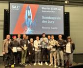 Gruppenbild: Die Vertreter aller Finalisten, die Laudatoren und Keynote-Speaker sowie alle Jurymitglieder und Startrampen-Initiator und Moderator Ralf Kerkeling.