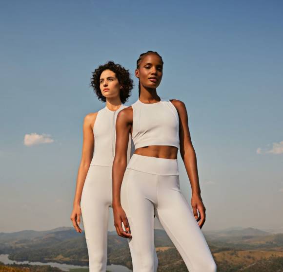 Die „UpFit Capsule Collection“ von LIVE! umfasst die Teile Leggings, Top und Jumpsuit, die mit der biologisch gewonnenen Lycra-Faser EcoMade hergestellt sind. 