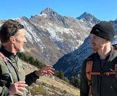 Vor der Kulisse, um die sich alles dreht: Moritz Nachtschatt (re.) und Stefan Brunner im Gespräch über die Möglichkeiten, die Alpenwelt zu retten.