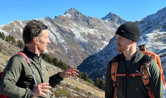 Vor der Kulisse, um die sich alles dreht: Moritz Nachtschatt (re.) und Stefan Brunner im Gespräch über die Möglichkeiten, die Alpenwelt zu retten.