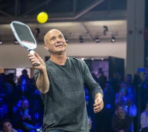 Ex-Tennisstar Andre Agassi ist ein Fan des Trendsports Pickleball – und zeigte das in München auch aktiv.