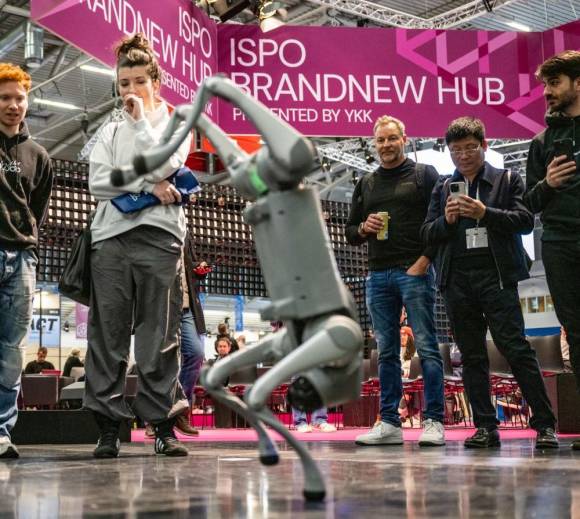 Das erste tragbare Exoskelett des chinesischen Start-ups Hypershell zog bei der ISPO die Blicke auf sich: Es bietet 20 Kilometer Beinunterstützung, macht so längere Wanderungen zugänglicher und weniger anstrengend. 