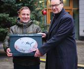 Michael Austermühle übergibt als Deutschland-Chef von Patagonia die rund 200.00 Unterschriften an Bernt Farcke, Leiter der Abteilung Nachhaltigkeit und Fischerei im Büro des Landwirtschaftsministeriums.