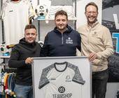 Zur Shop-Eröffnung hatte Inhaber Sebastian Fehrer (M) auch Vertreter von Partner Jako eingeladen: Links Marco Vogt, Gebietsverkaufsleiter Bayern Nord, rechts Tobias Röschl, Vorstand Marketing und Vertrieb.