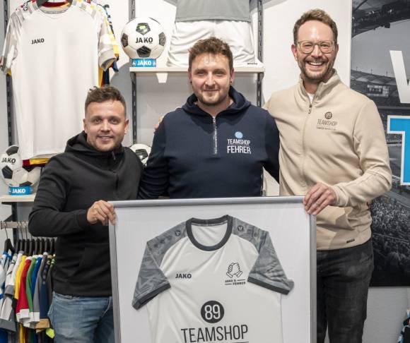 Zur Shop-Eröffnung hatte Inhaber Sebastian Fehrer (M) auch Vertreter von Partner Jako eingeladen: Links Marco Vogt, Gebietsverkaufsleiter Bayern Nord, rechts Tobias Röschl, Vorstand Marketing und Vertrieb. 