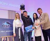 Qwicklane-Geschäftsführer Dominik Riediger (2. v. l.) nimmt die Trophäe für den Next Generation Award entgegen. Die frühere Skirennläuferin Michaela Kirchgasser (l.) moderierte die Verleihung. Rechts von der Brandboxx Salzburg: Katharina Absmanner (Leiter