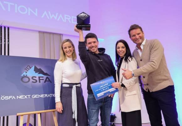Qwicklane-Geschäftsführer Dominik Riediger (2. v. l.) nimmt die Trophäe für den Next Generation Award entgegen. Die frühere Skirennläuferin Michaela Kirchgasser (l.) moderierte die Verleihung. Rechts von der Brandboxx Salzburg: Katharina Absmanner (Leiter 