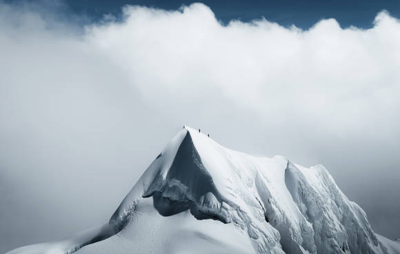 verschneiter Berggipfel 
