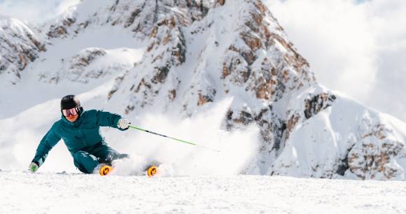 Mann beim Skifahren 