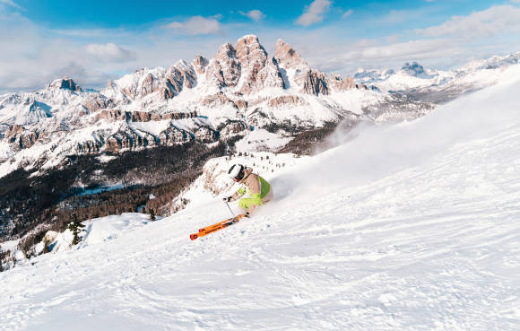Skifahrer mit Bergblick