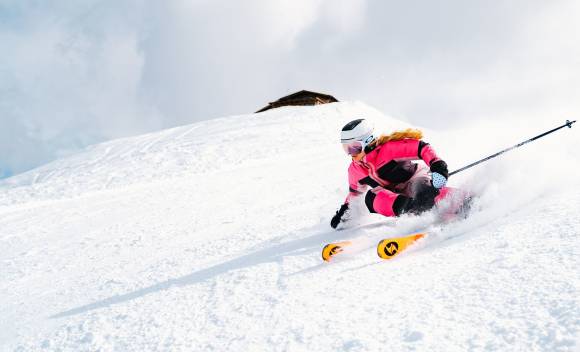 Frau beim Skifahren 