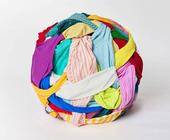Reju verwendet Polyester aus Textilabfällen zur Herstellung von recyceltem Polyester für neue Produkte.