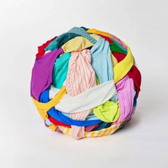 Reju verwendet Polyester aus Textilabfällen zur Herstellung von recyceltem Polyester für neue Produkte. 