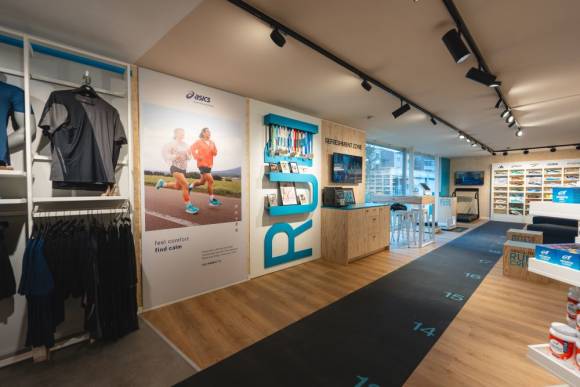 Der Store Absolute Run Brügge bietet ein modernes Einkaufserlebnis für Läufer. 