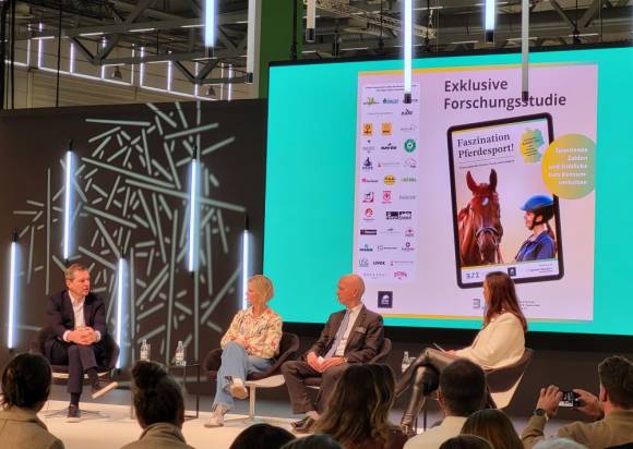 Von links: Michael Mronz (Geschäftsführer Aachener Reitturnier GmbH), Karolin Leszinski (Reiter Revue), Hans-Peter Johannsmann (Pikeur + Fachgruppe Pferdesport BSI) und Moderatorin Lisa Kestel bei der Podiumsdiskussion im Anschluss an die Präsentation der 