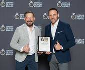 V.l.: Geschäftsführer Thomas Bräutigam und Tobias Walter, Head of Marketing bei Schöffel Pro, nehmen den German Design Award entgegen.