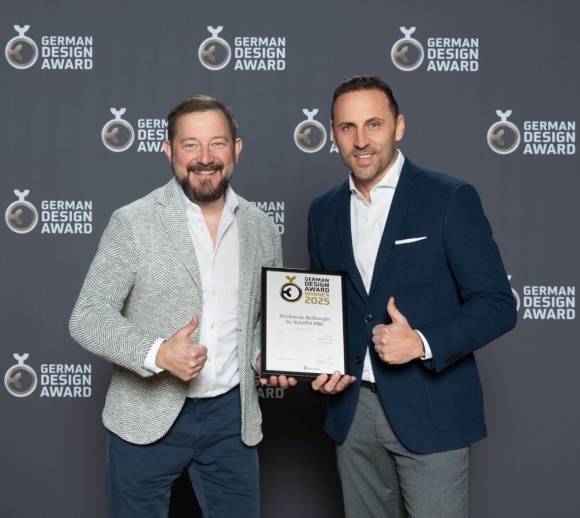 V.l.: Geschäftsführer Thomas Bräutigam und Tobias Walter, Head of Marketing bei Schöffel Pro, nehmen den German Design Award entgegen. 