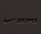 Nike und Skims wollen mit der gemeinsamen Marke eine „neue Generation von Frauen“ ansprechen und deren „Bedürfnisse hinsichtlich Leistung und Stil erfüllen“.