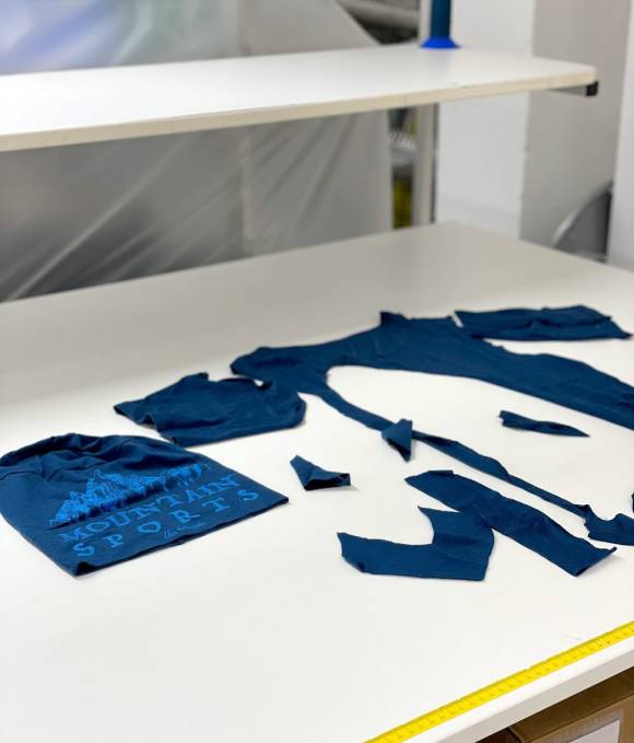 Von einem T-Shirt konnte noch genug Stoff gerettet werden, um daraus eine Mütze zu nähen. 