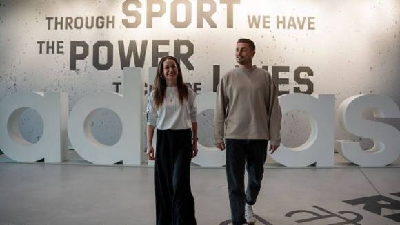 Josephine Walters (l.) und Florian Amann (r.) zeichnen bei Adidas für die Kampagne „Typisch Deutsch“ verantwortlich.