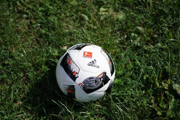 Von 2011/12 bis 2017/18 spielten die Bundesliga-Teams bereits mit einem Adidas-Ball. Er trug den Namen „Torfabrik“. Im Bild das Modell der Saison 2016/17. 