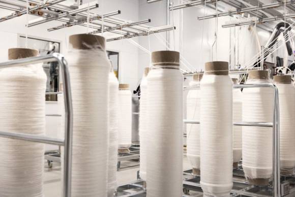 Spinnova entwickelt Textilfasern aus Holz oder Leder-, Textil- und Lebensmittelabfällen. 