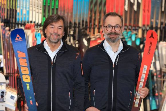 Geschäftsführer Franz Koll (l.) und Marketingleiter Johannes Kastenhuber freuen sich über die positive Entwicklung von Intersport Österreich im Winter 2024/25. 