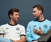 Thomas Müller und Manuel Neuer in den Jubiläums-Trikots.
