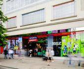 Die zur Frasers Group gehörende Sporthandelskette Sports Direct ist derzeit mit über 700 Geschäften in Großbritannien, der EU und Malaysia vertreten. Weitere Filialen in Asien sind bereits geplant.
