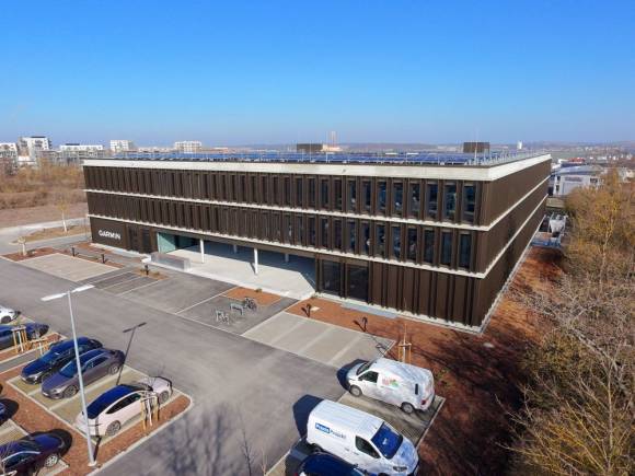 Nach der Grundsteinlegung im Dezember 2022 wurde das neue Gebäude von Garmin in Würzburg termingerecht fertiggestellt und Anfang April offiziell eröffnet. 